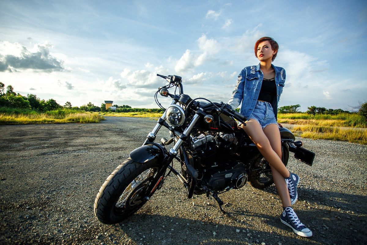 Jonge vrouw met motor